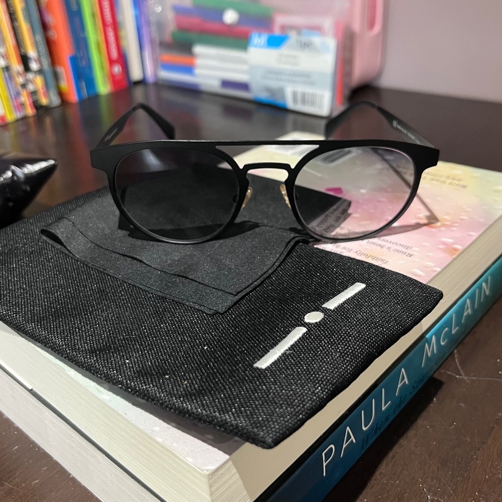 Italia independent Sunglasses. Round black Smokey lens